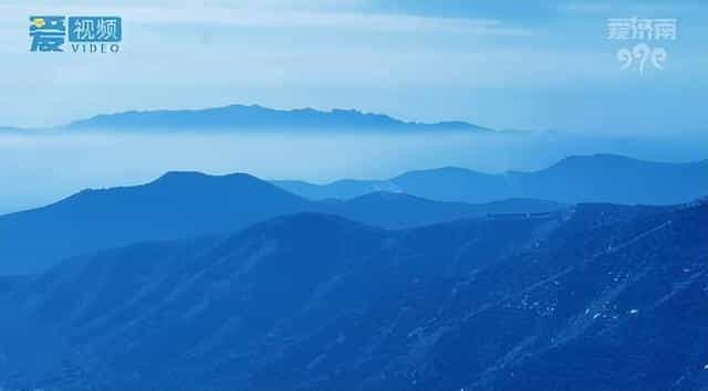 山东济南山区现海市蜃楼奇观：天空中悬浮一片山峰 像仙境