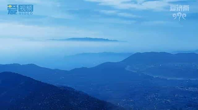 山东济南山区现海市蜃楼奇观：天空中悬浮一片山峰 像仙境