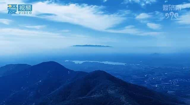 山东济南山区现海市蜃楼奇观：天空中悬浮一片山峰 像仙境