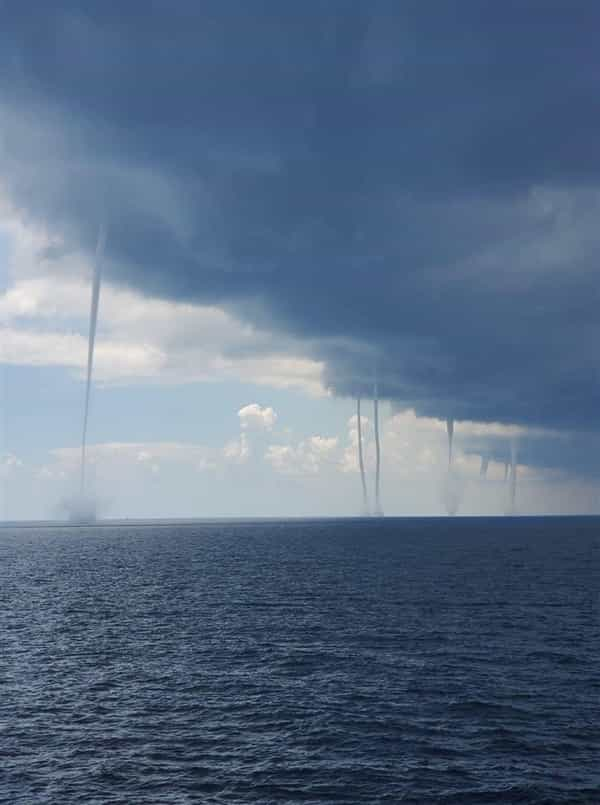 辽宁营口附近海域惊现龙吸水奇观：海水拔地而起 直冲云霄