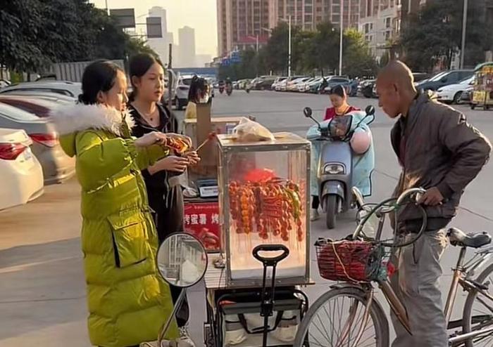 “卖糖葫芦被壮汉威胁”女生重新出摊：不想蹭流量，只为还助学贷款