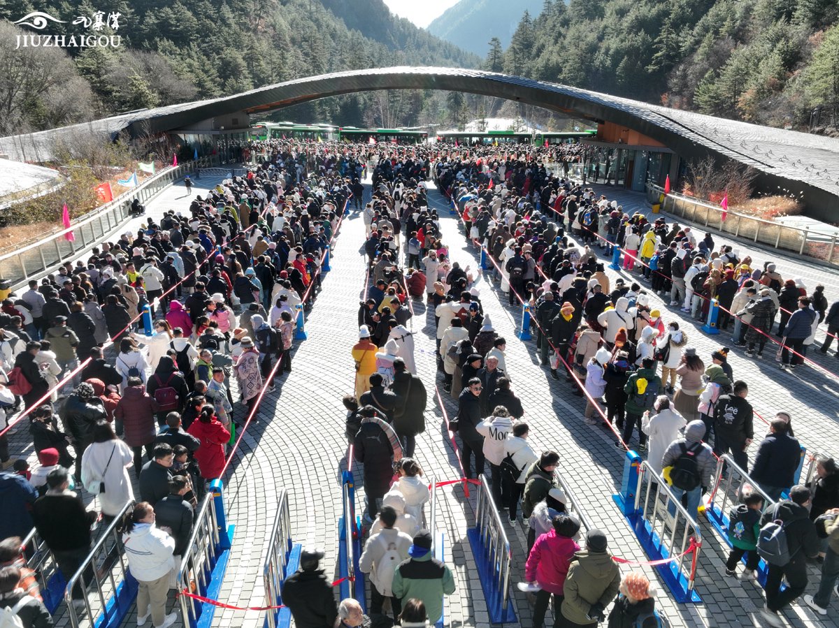 全国多地接待游客远超往年，旅游景点接近最大客流承载量